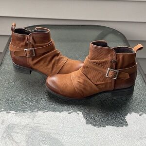 Miz Mooz Women’s tan ankle boots. Size 8